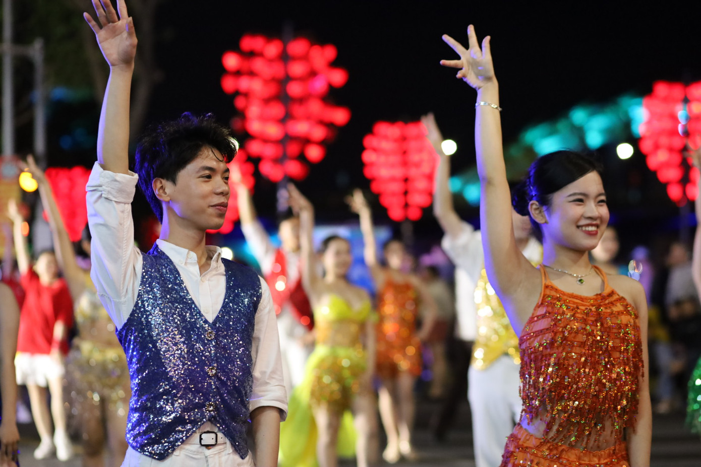 Biểu diễn khiêu vũ với các tác phẩm âm nhạc Việt Nam và quốc tế cùng các điệu nhạc phổ biến: Chacha, tango, disco, pasodop, rumba và bachata. Ảnh: Trúc Linh. Biểu diễn khiêu vũ với các tác phẩm âm nhạc Việt Nam và quốc tế cùng các điệu nhạc phổ biến: Chacha, tango, disco, pasodop, rumba và bachata. Ảnh: Trúc Linh.