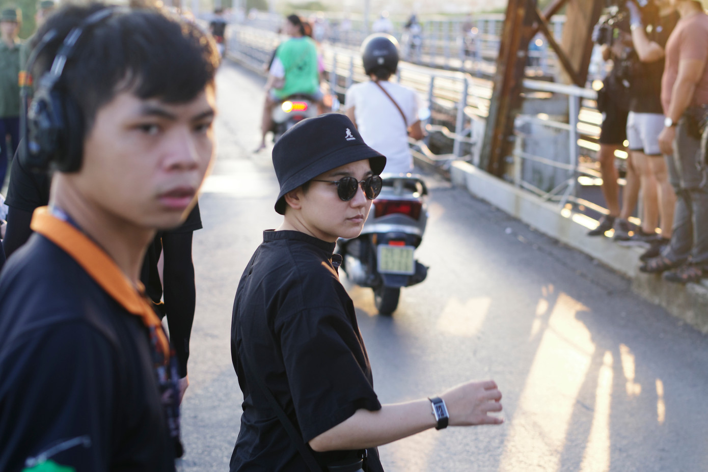 Nhà sản xuất Tan Si En (người đội mũ) trên phim trường Nhà sản xuất Tan Si En (người đội mũ) trên phim trường