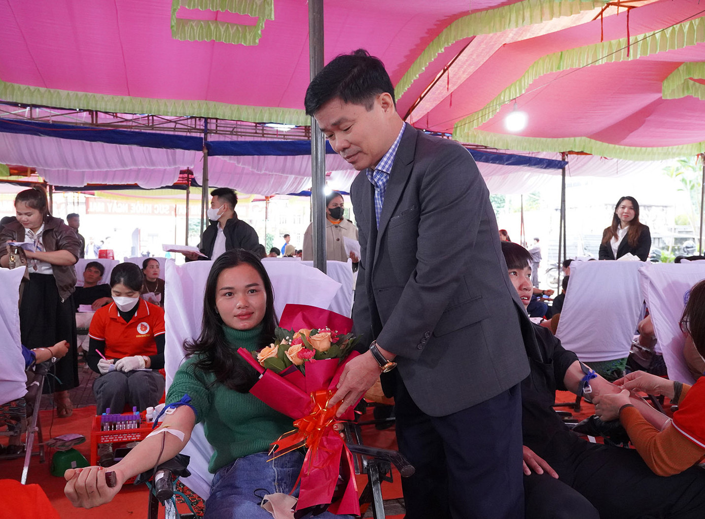 Ông Phạm Minh Đức, Giám đốc Sở Y tế Quảng Ngãi tặng hoa cho cô giáo Huỳnh Thị Sang, giáo viên trường THCS Ba Dinh (Ba Tơ) đã 5 lần hiến máu. Ông Phạm Minh Đức, Giám đốc Sở Y tế Quảng Ngãi tặng hoa cho cô giáo Huỳnh Thị Sang, giáo viên trường THCS Ba Dinh (Ba Tơ) đã 5 lần hiến máu.