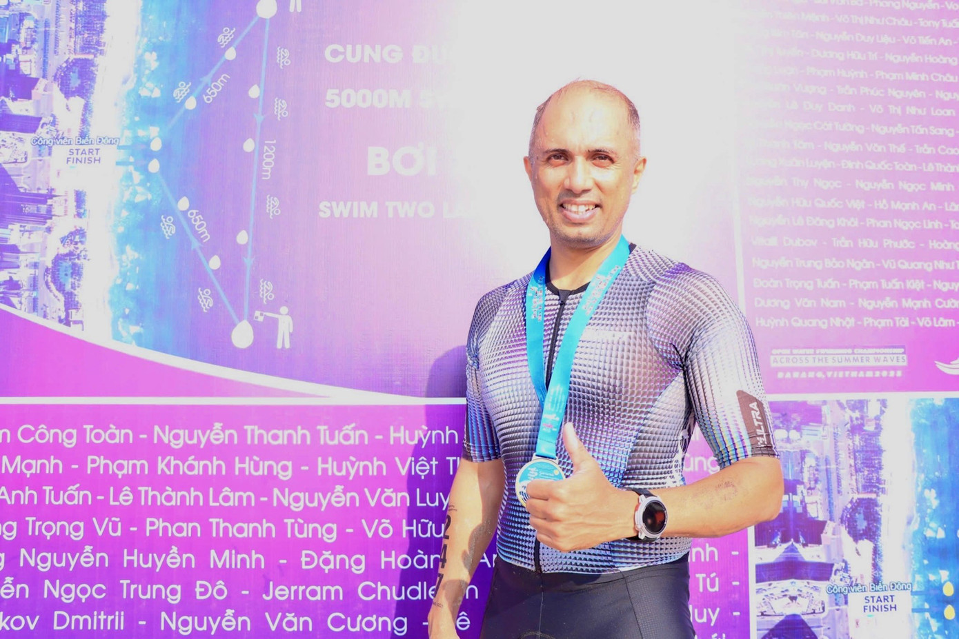 Ông Danny - vận động viên đến từ Ấn Độ tham gia cự ly 2.500m. Ông Danny - vận động viên đến từ Ấn Độ tham gia cự ly 2.500m.