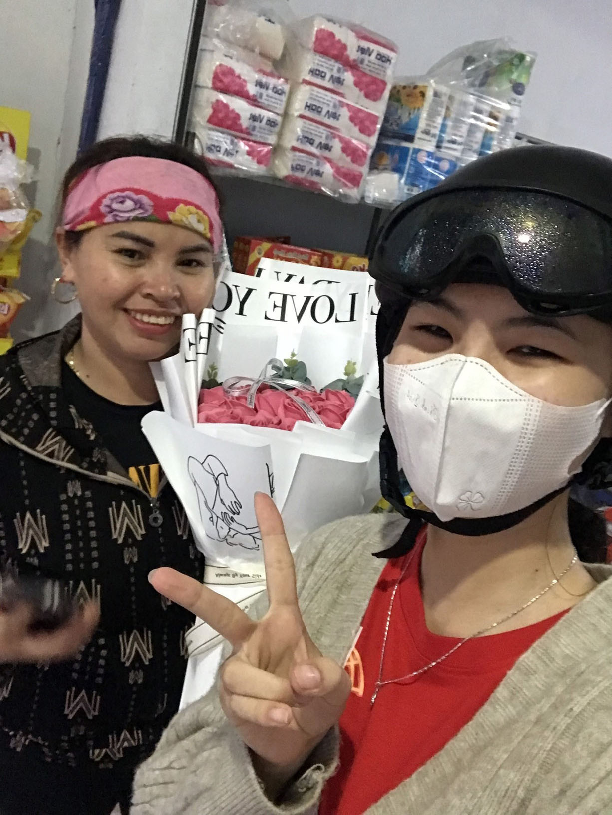 Uyên chia sẻ thêm, vì cũng mới bán gần đây nên lượng khách hàng còn ít, chủ yếu là bạn bè và người quen. Với những bước khởi đầu, Uyên chỉ tập trung vào bán hoa và cho biết năm sau sẽ bán thêm nhiều món quà tặng nữa để khách hàng lựa chọn. - Ảnh NVCC