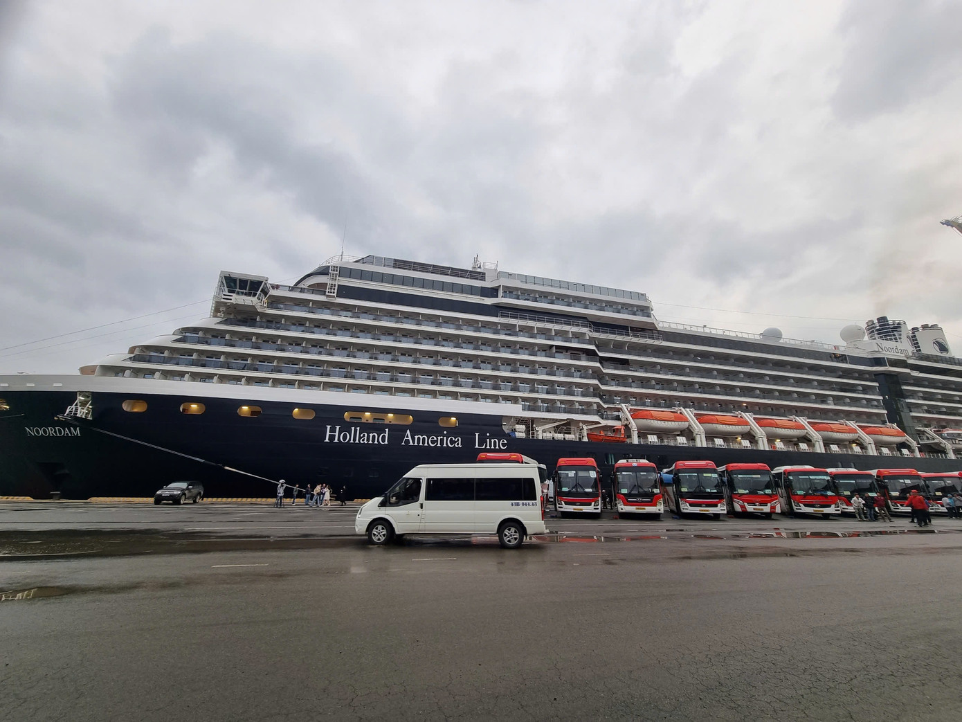 Du thuyền Noordam dài 285,29m và 11 tầng phục vụ 924 phòng. Tại Đà Nẵng, du khách sẽ dành hai ngày tham quan những điểm đến nổi tiếng như Ngũ Hành Sơn, chùa Linh Ứng Sơn Trà, Bảo tàng Điêu khắc Chăm, biển Mỹ Khê và khám phá thành phố bằng xích lô...