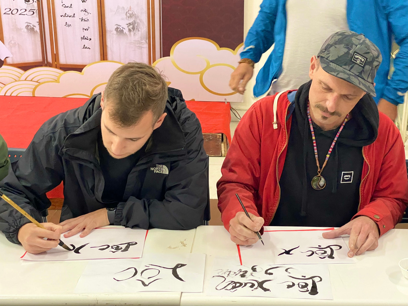 Sinh viên quốc tế tập làm “ông đồ” Việt viết thư pháp, câu đối ngày Xuân