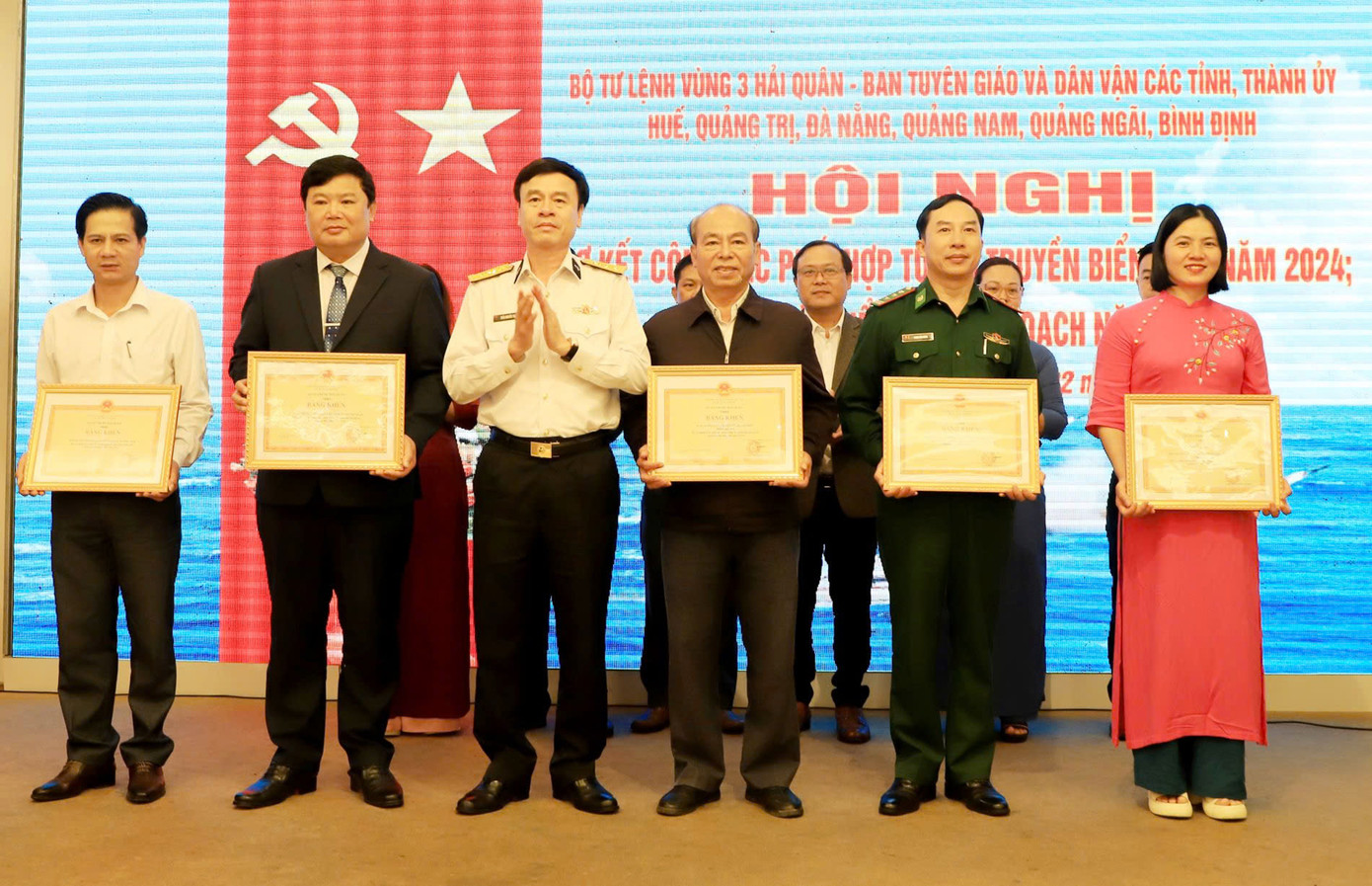 Trao Bằng khen của Quân chủng Hải quân tặng các tập thể, cá nhân có thành tích tốt trong công tác phối hợp tuyên truyền biển, đảo. Ảnh: Hoàng Diệu