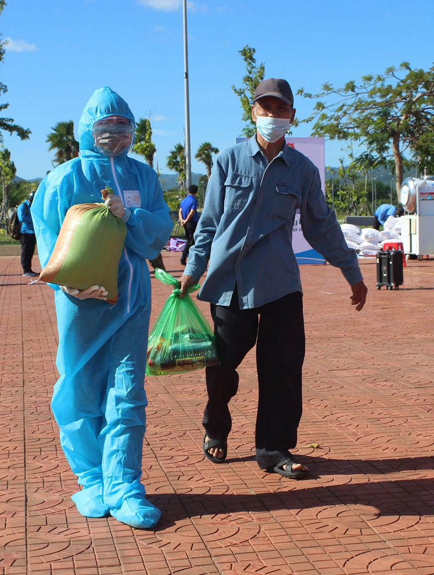 Các bạn trẻ hỗ trợ người dân trong quá trình nhận hỗ trợ