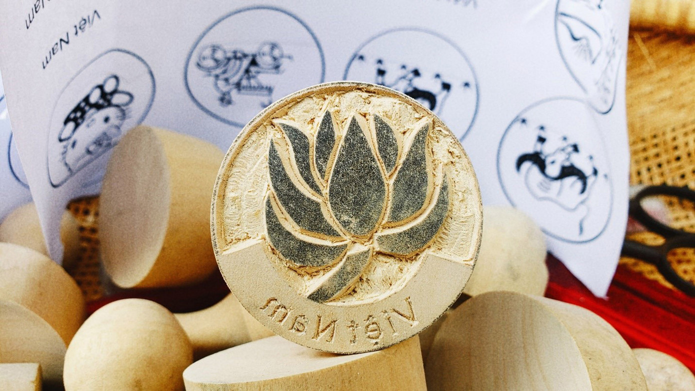 Mỗi con dấu được chạm khắc với 2 nét chính là nét khắc nổi và nét khắc chìm. (Ảnh: Hằng Hương)