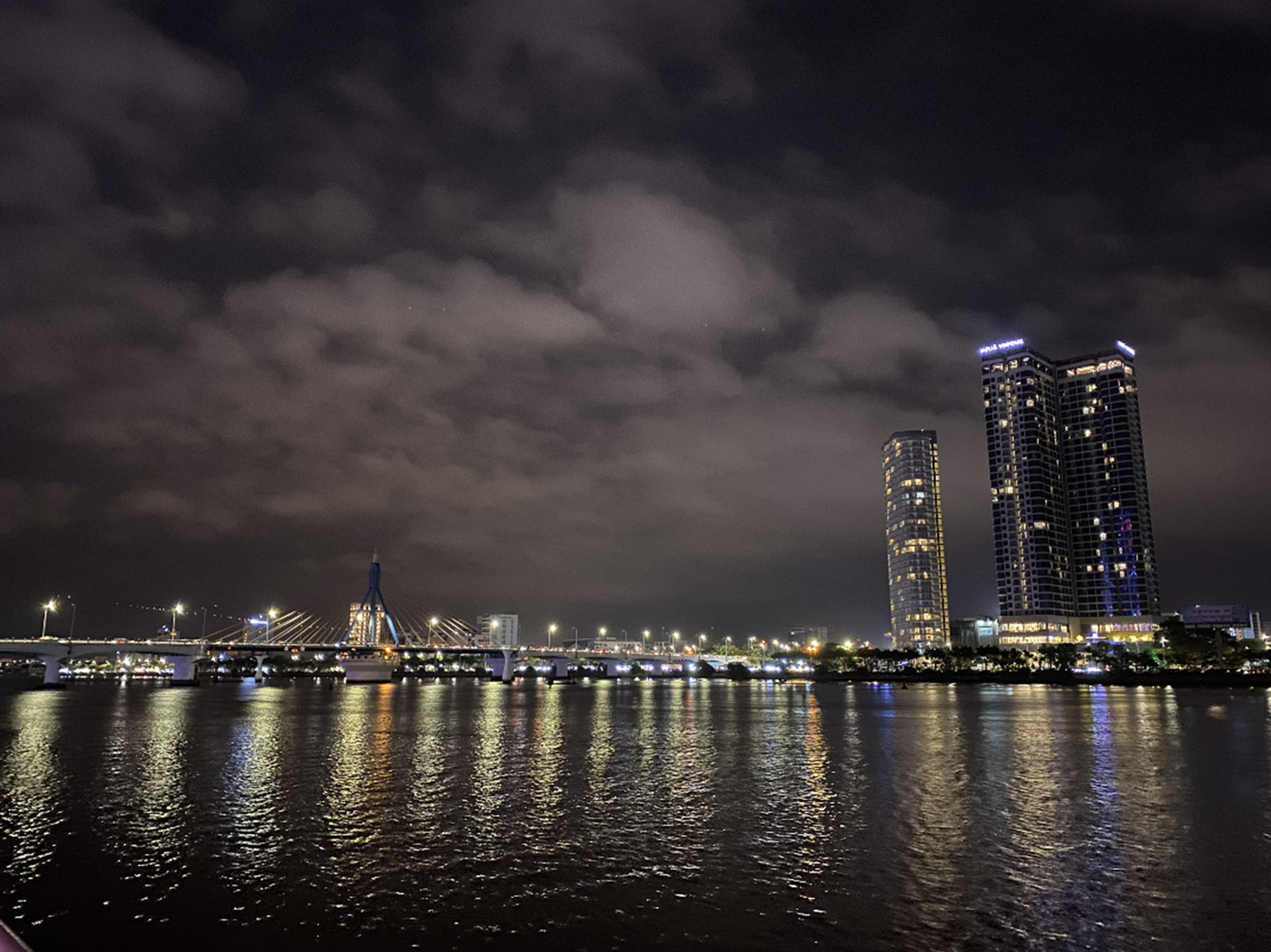 Tất cả những cây cầu bắc qua sông Hàn đều tắt điện chiếu sáng, trang trí. Ảnh: Kiều Trang