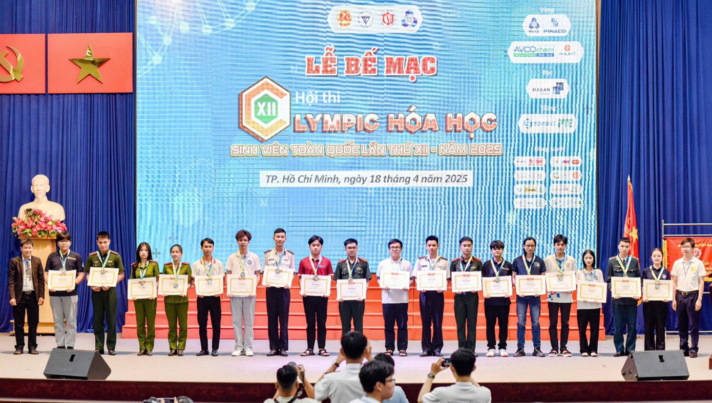 ĐH Duy Tân nhận Bằng khen từ Hội Hóa học Việt Nam 2025 ĐH Duy Tân nhận Bằng khen từ Hội Hóa học Việt Nam 2025