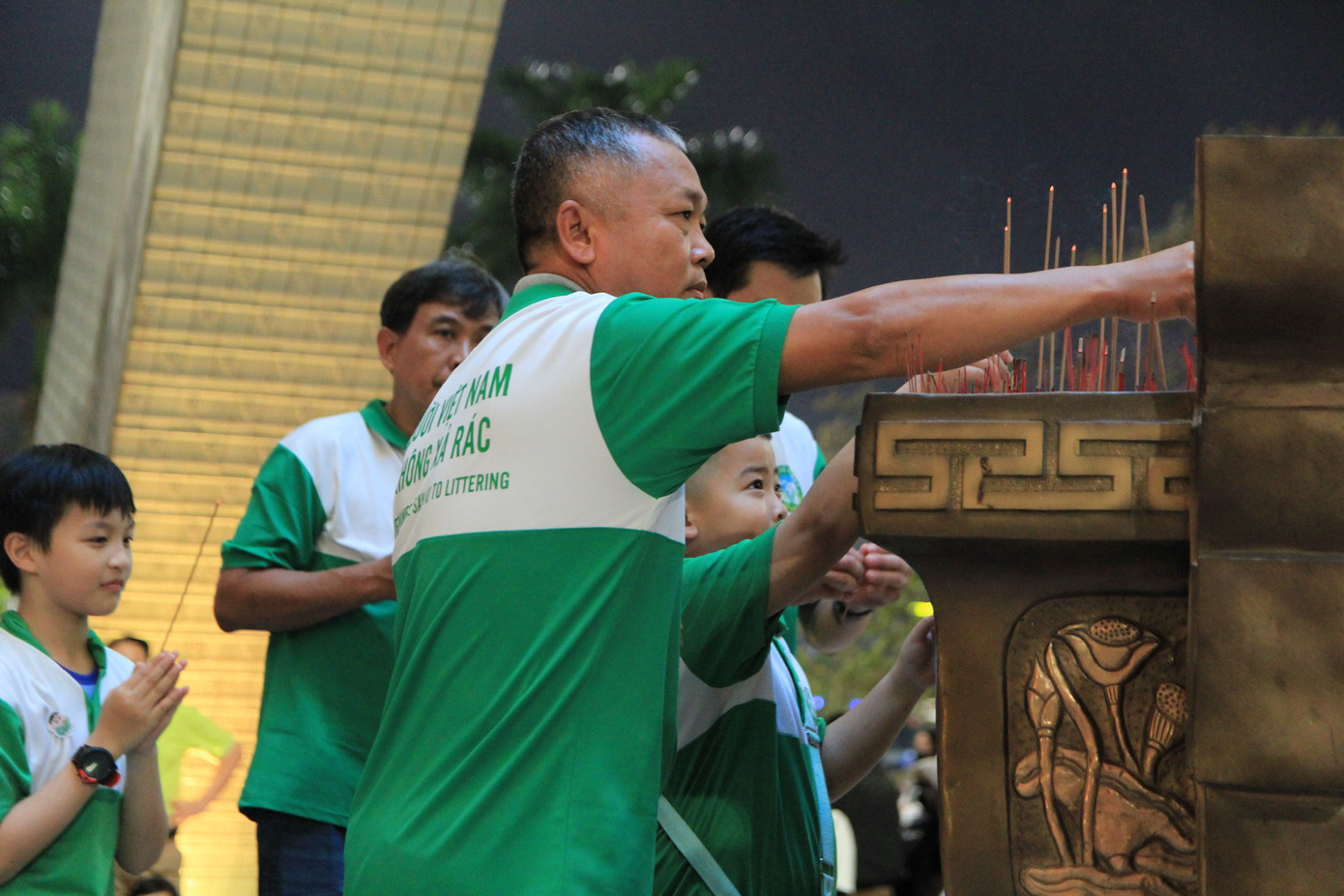 Trong không khí trang nghiêm tại Tượng đài 29-3 (quận Hải Châu), từ những bậc cao niên đến các bạn trẻ, sinh viên và cả những em nhỏ đều thành kính dâng hương và dành phút mặc niệm để tưởng nhớ những anh hùng liệt sĩ. Ảnh: Minh Hiền
