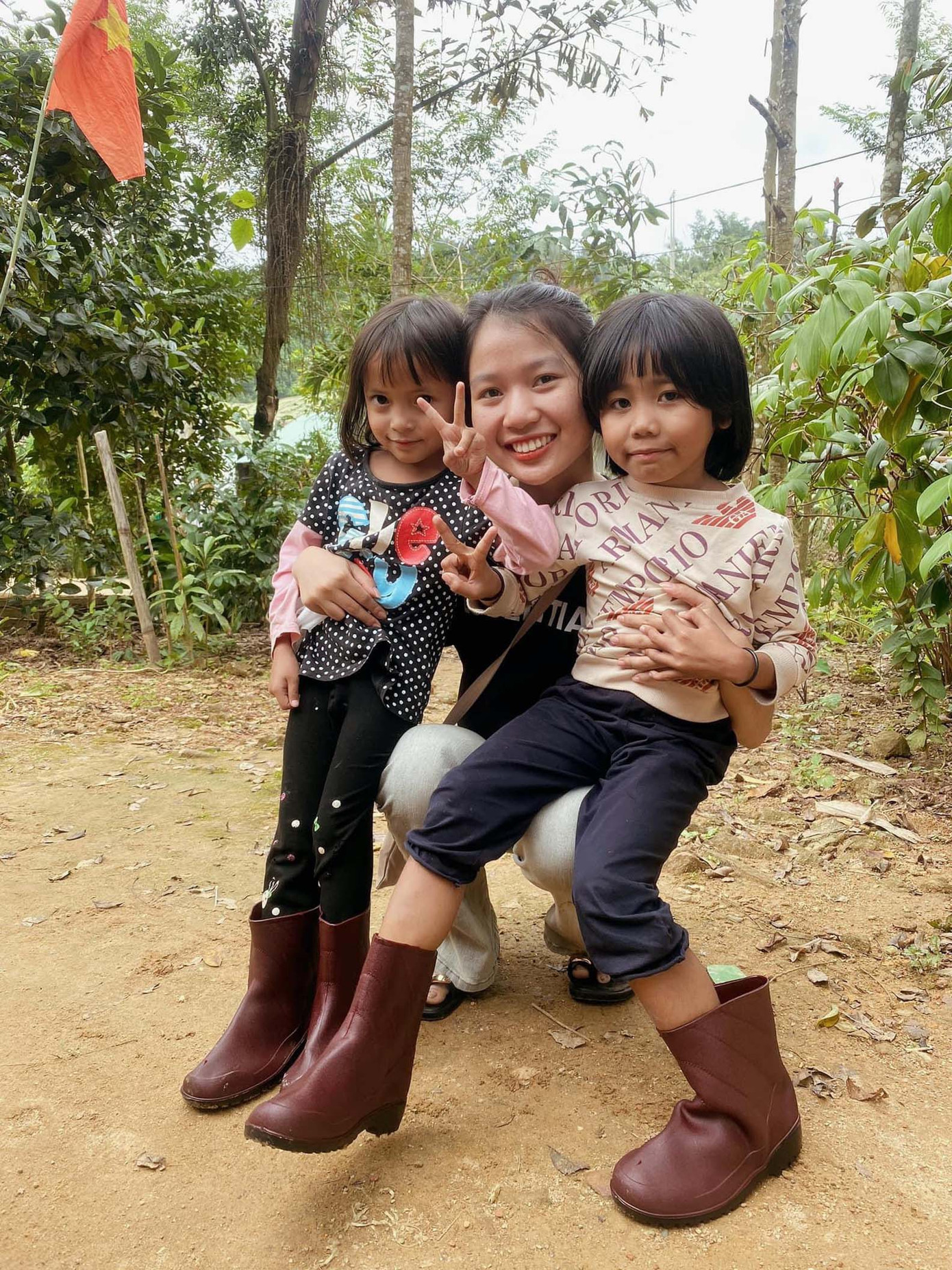 Các em nhỏ thôn R'cung vui với những đôi ủng mới và mái tóc mới