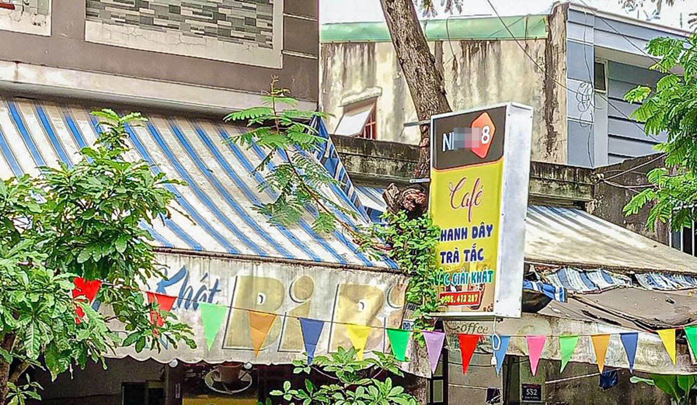 Biển hiệu của một số quán cà phê có gắn logo các trang đánh bạc trực tuyến.