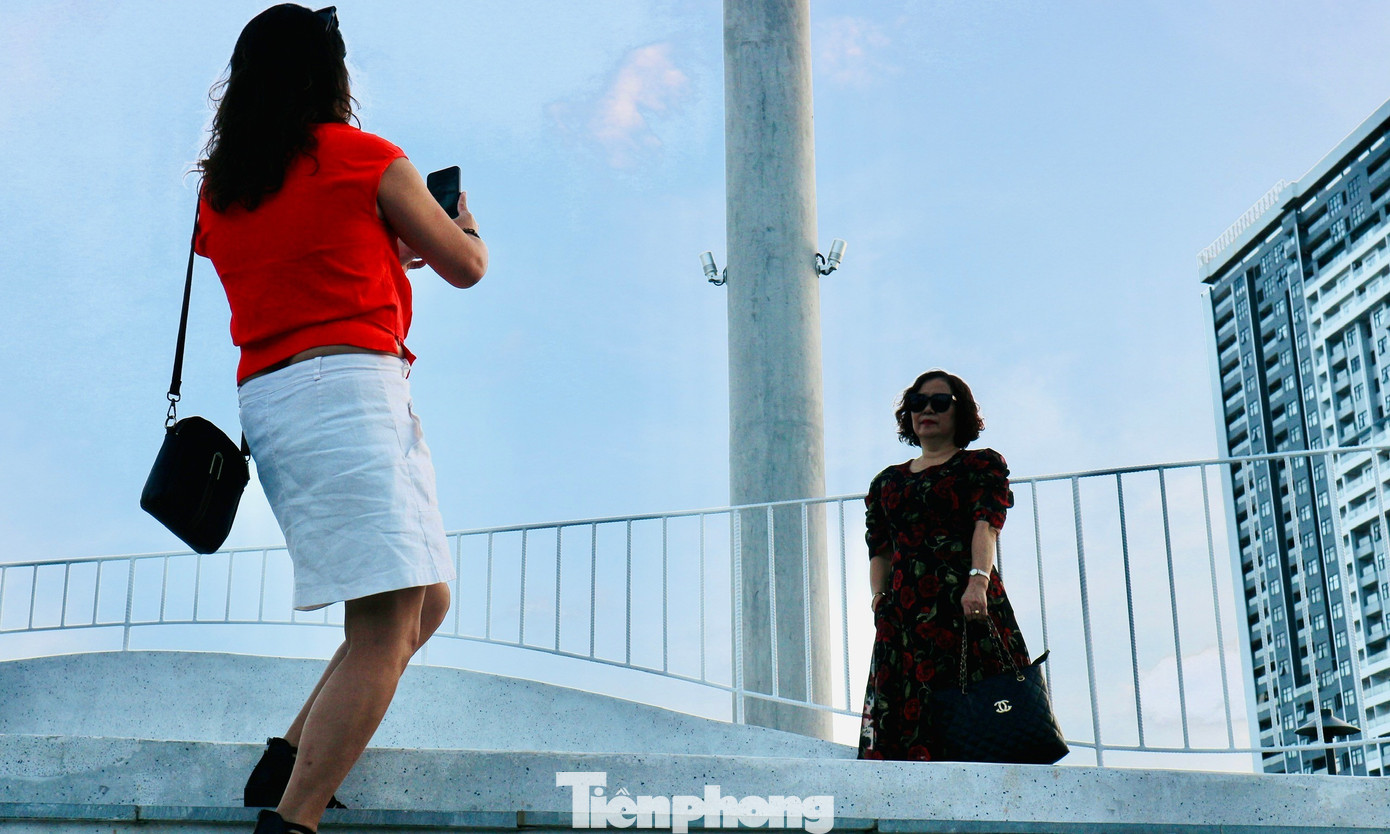 Nhiều người lớn tuổi hay gia đình cũng tranh thủ đến đây tham quan, check in, vui chơi.