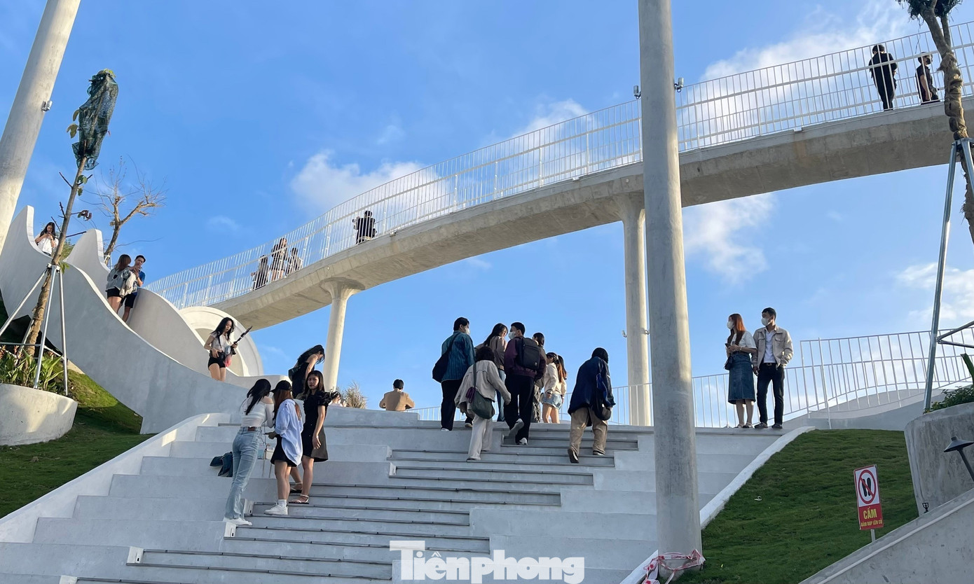 Từ sáng sớm, diện những trang phục hợp gu với kiến trúc châu Âu này, các bạn trẻ đã đến đây chụp ảnh, check in.