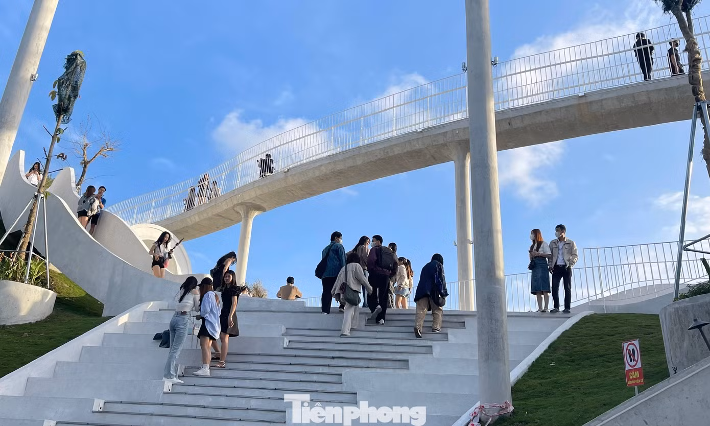 Từ sáng sớm, diện những trang phục hợp gu với kiến trúc châu Âu này, các bạn trẻ đã đến đây chụp ảnh, check in.