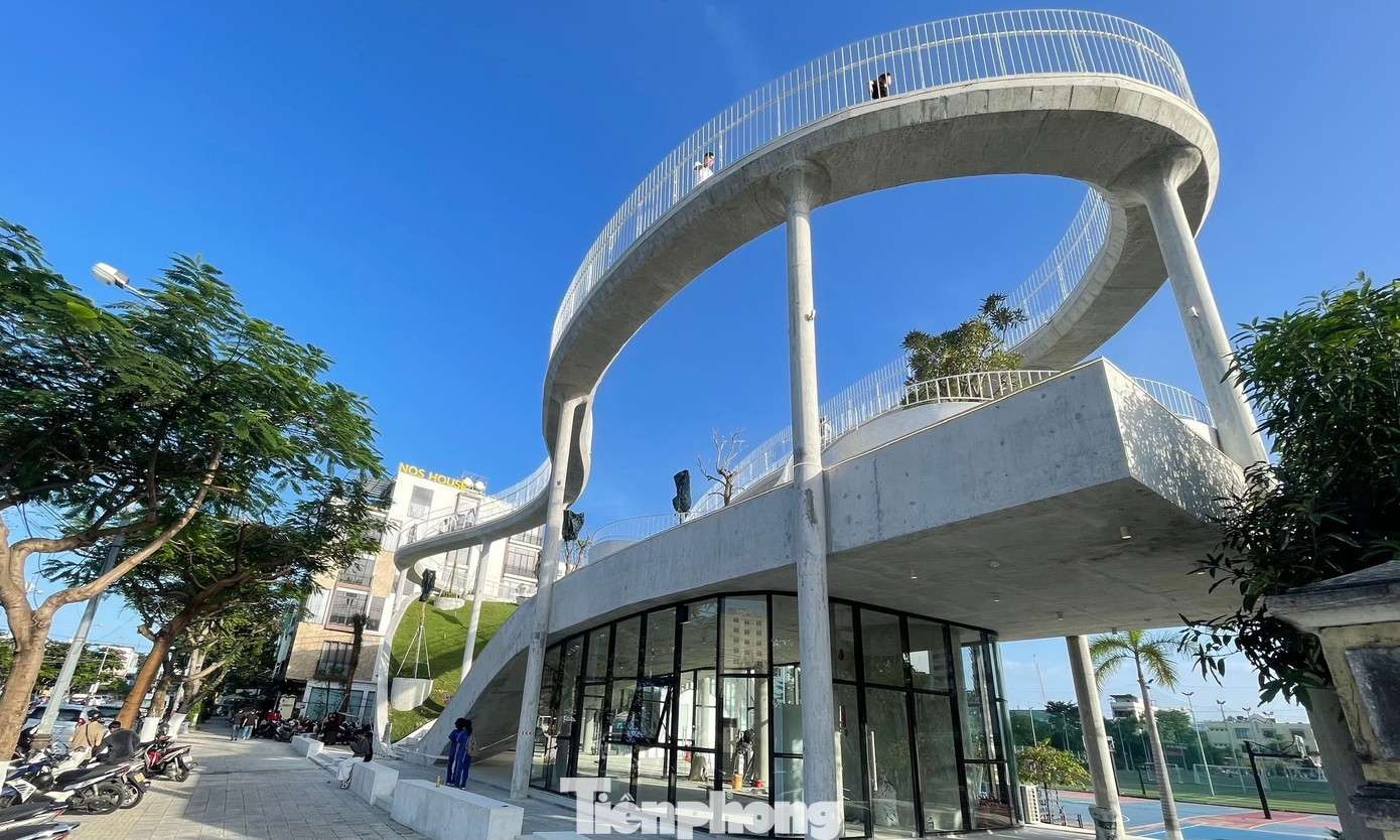 Dự án Nhà trưng bày tác phẩm nghệ thuật quận Sơn Trà (tên gọi khác là “Wings Art”) nhằm tạo không gian trưng bày, lưu giữ những giá trị văn hóa truyền thống, tạo điểm đến du lịch, đáp ứng nhu cầu hưởng thụ văn hóa tinh thần của người dân địa phương, quảng bá hình ảnh của quận Sơn Trà đến bạn bè trong và ngoài nước. Dù chưa chính thức khánh thành nhưng nơi đây đã thu hút rất đông các bạn trẻ đến check in bởi kiến trúc đẹp lạ.