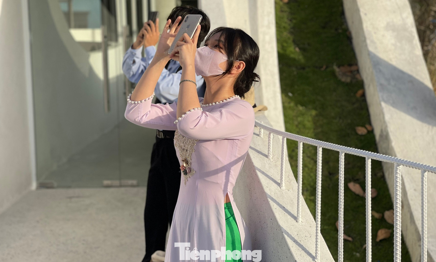 Vừa chụp ảnh đón Tết sớm với áo dài, bạn Mai Khánh Linh (TP. Đà Nẵng) tranh thủ chạy qua địa điểm đang hot này cùng em trai check in. “Hôm nay mình đi chụp áo dài, chụp xong rồi vẫn còn sớm, nhớ ra chỗ này đang hot nên ghé qua. Mình thấy địa điểm này khá là mới lạ, có nhiều góc chụp có thể khai thác được”, bạn Khánh Linh nói.