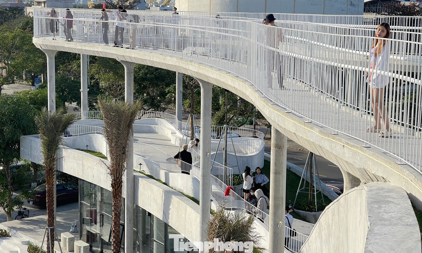 Điểm nhấn của công trình là kết cấu khung bê tông uốn lượn, tạo hình uyển chuyển, kết hợp với thảm thực vật và đường đi bộ trên cao, tạo nên hình thái kiến trúc độc đáo.