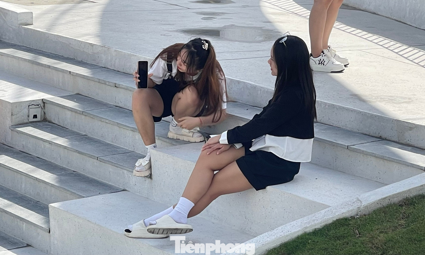 Với lối kiến trúc 3 tầng, rộng rãi, cao thoáng, các bạn trẻ đều có không gian, thời gian để lựa chọn chỗ phù hợp “nháy” những bức ảnh đẹp. Khi đưa vào sử dụng, tầng 1 và tầng 2 sẽ bố trí làm sảnh đón, không gian trưng bày, kho, phòng làm việc Ban quản lý, còn tầng mái là không gian công cộng ngoài trời giúp mọi người có thể ngắm trọn cảnh hoàng hôn nơi vịnh biển