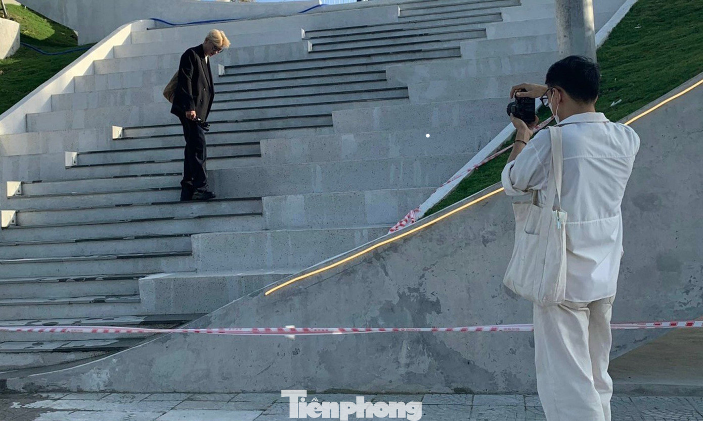 Nhiều bạn trẻ đầu tư cả make-up, phụ kiện phù hợp với các chi tiết kiến trúc.