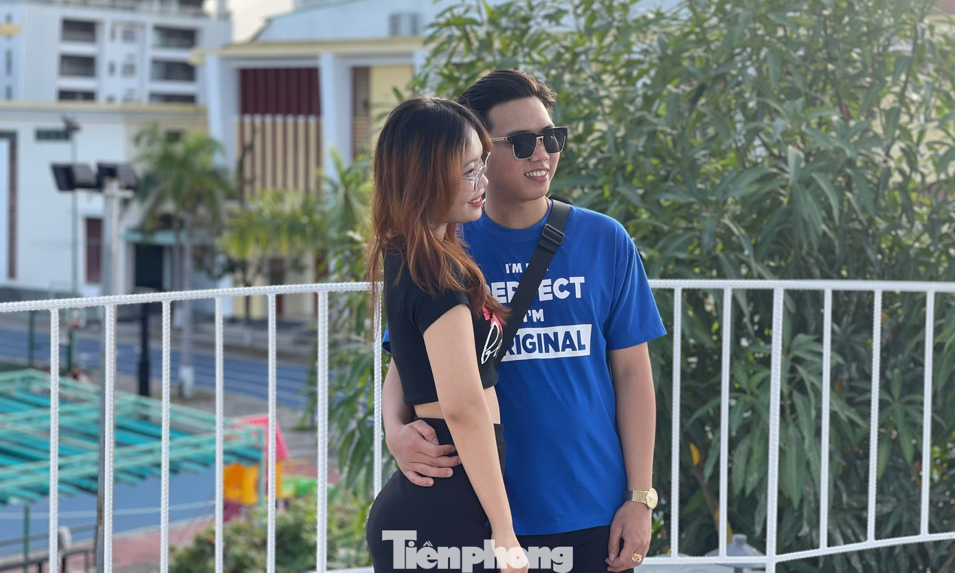 Các cặp đôi cũng lựa chọn đến đây, tranh thủ lưu lại những khoảnh khắc tình tứ. Chị Nguyễn Thị Hiền (Quảng Nam). “Mình thấy chỗ này nổi trên mạng xã hội nên cùng bạn trai tới chụp ảnh. Khi đến đây thấy chỗ này lạ và chụp ảnh rất đẹp”, chị Hiền nói.