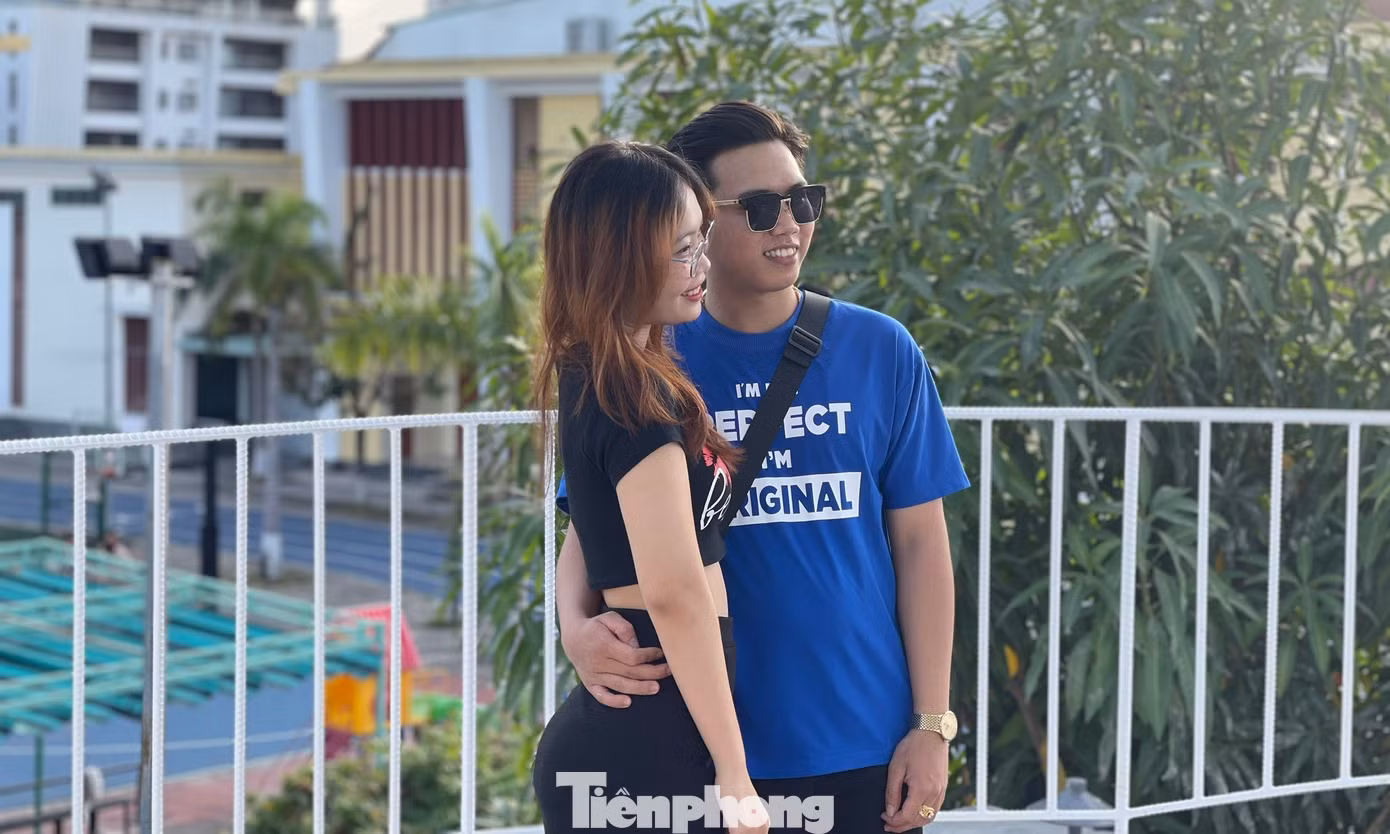 Các cặp đôi cũng lựa chọn đến đây, tranh thủ lưu lại những khoảnh khắc tình tứ. Chị Nguyễn Thị Hiền (Quảng Nam). “Mình thấy chỗ này nổi trên mạng xã hội nên cùng bạn trai tới chụp ảnh. Khi đến đây thấy chỗ này lạ và chụp ảnh rất đẹp”, chị Hiền nói.