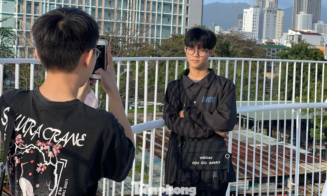 Tranh thủ lúc đẹp trời, Nguyễn Đông Quốc (SV năm 1 ĐH Bách khoa Đà Nẵng) cùng bạn mình đến đây check in. “Mình đang học kiến trúc nên khi xem dự án trên mạng, mình thích kiến trúc đầy cảm hứng hiện đại, màu sắc tươi sáng, nên hôm nay mình rủ bạn đến đây để tham quan, chụp ảnh”, bạn Quốc nói.