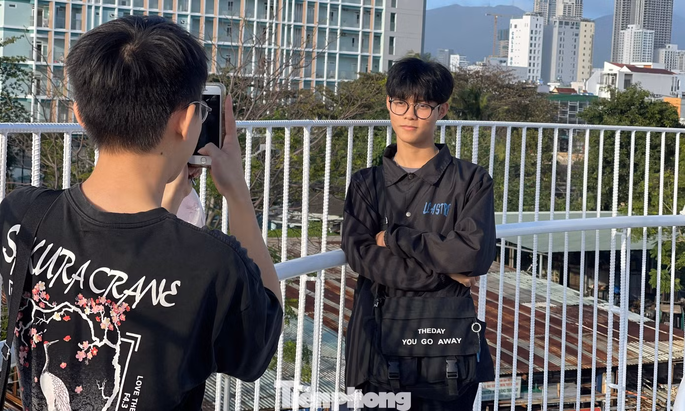 Tranh thủ lúc đẹp trời, Nguyễn Đông Quốc (SV năm 1 ĐH Bách khoa Đà Nẵng) cùng bạn mình đến đây check in. “Mình đang học kiến trúc nên khi xem dự án trên mạng, mình thích kiến trúc đầy cảm hứng hiện đại, màu sắc tươi sáng, nên hôm nay mình rủ bạn đến đây để tham quan, chụp ảnh”, bạn Quốc nói.