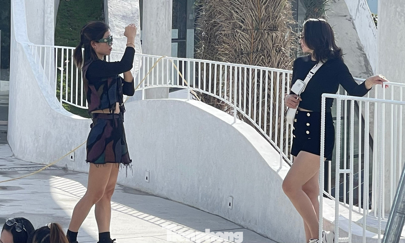 Với lối kiến trúc 3 tầng, rộng rãi, cao thoáng, các bạn trẻ đều có không gian, thời gian để lựa chọn chỗ phù hợp “nháy” những bức ảnh đẹp. Khi đưa vào sử dụng, tầng 1 và tầng 2 sẽ bố trí làm sảnh đón, không gian trưng bày, kho, phòng làm việc Ban quản lý, còn tầng mái là không gian công cộng ngoài trời giúp mọi người có thể ngắm trọn cảnh hoàng hôn nơi vịnh biển