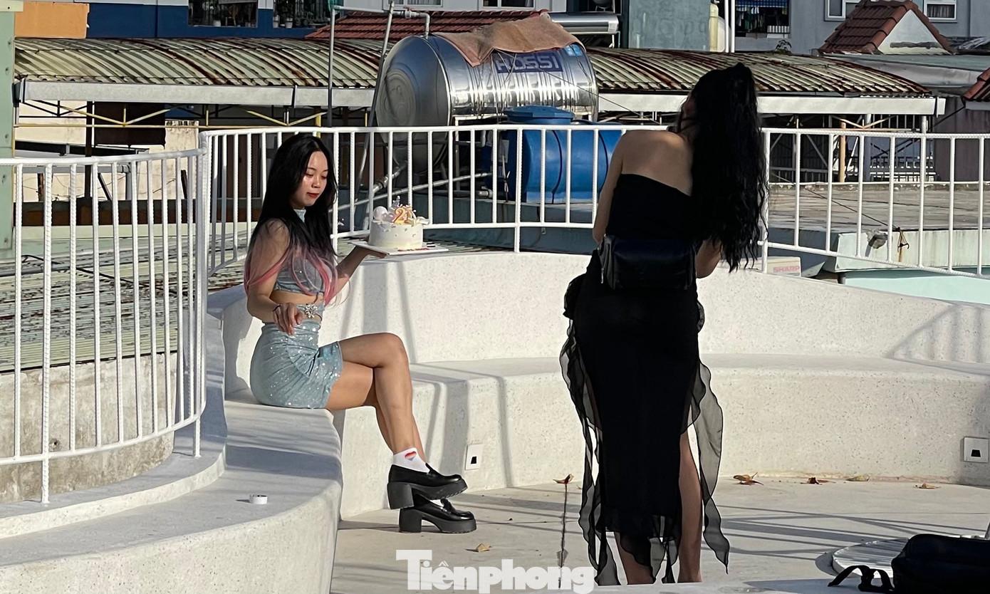 Nhiều bạn trẻ đầu tư cả make-up, phụ kiện phù hợp với các chi tiết kiến trúc.