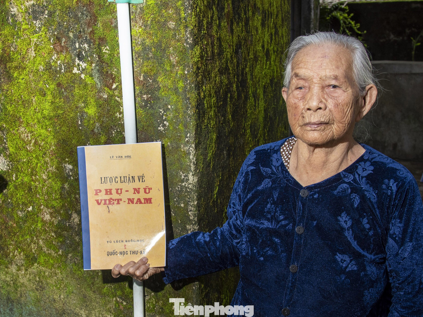 Cụ bà Đoàn Ngọc Sơ (94 tuổi) vẫn nhớ nhiều câu thơ từng được in trong cuốn sách Lược luận về phụ nữ Việt Nam của tác giả là Lê Văn Hòe, Đại biểu Quốc hội khóa 1. Ảnh: Văn Chương.