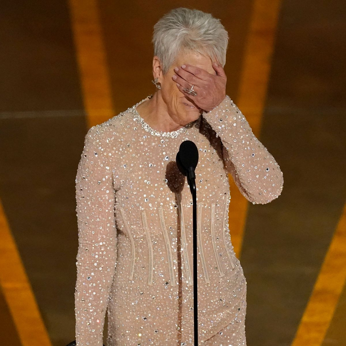 Jamie Lee Curtis cũng không kìm nén được nghẹn ngào.