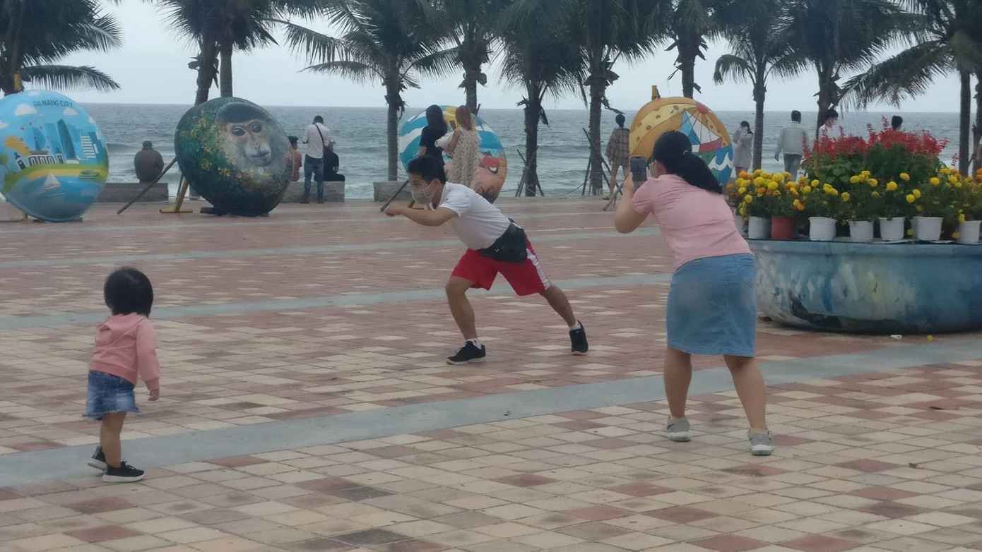 Anh Nguyễn Văn Tấn (trú quận Hải Châu) chia sẻ: “Tôi cùng vợ con ra biển Mỹ Khê chụp ảnh sau Tết. Vợ tôi làm "phó nháy" cho tôi. Đà Nẵng có rất nhiều địa điểm đẹp trong đó biển Mỹ Khê được đánh giá là một trong số bãi biển đẹp nhất hành tinh nên tôi tin tưởng sau khi du lịch được mở cửa hoàn toàn sẽ có nhiều khách du lịch trong và ngoài nước trở lại nơi này” - ảnh Kim Ngân
