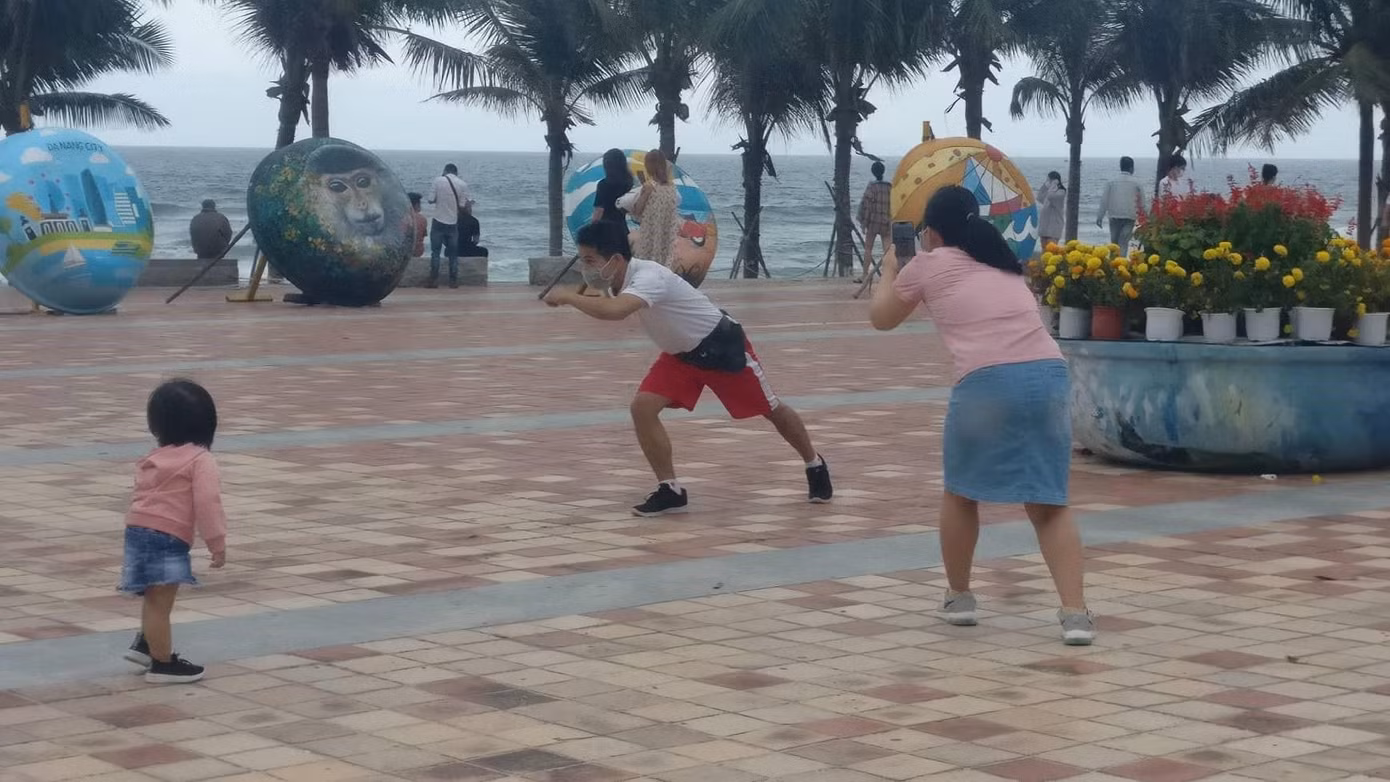 Anh Nguyễn Văn Tấn (trú quận Hải Châu) chia sẻ: “Tôi cùng vợ con ra biển Mỹ Khê chụp ảnh sau Tết. Vợ tôi làm "phó nháy" cho tôi. Đà Nẵng có rất nhiều địa điểm đẹp trong đó biển Mỹ Khê được đánh giá là một trong số bãi biển đẹp nhất hành tinh nên tôi tin tưởng sau khi du lịch được mở cửa hoàn toàn sẽ có nhiều khách du lịch trong và ngoài nước trở lại nơi này” - ảnh Kim Ngân