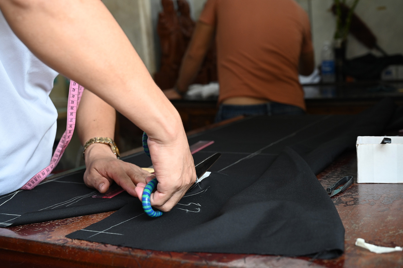 Do đông khách, mỗi bộ đồ chỉ được may trong vòng 2-4 tiếng, nên cần đội ngũ thợ may đông. Do đó mỗi sản phẩm thường có 2-3 thợ may đảm nhiệm cùng lúc. (Ảnh: Huỳnh Như)