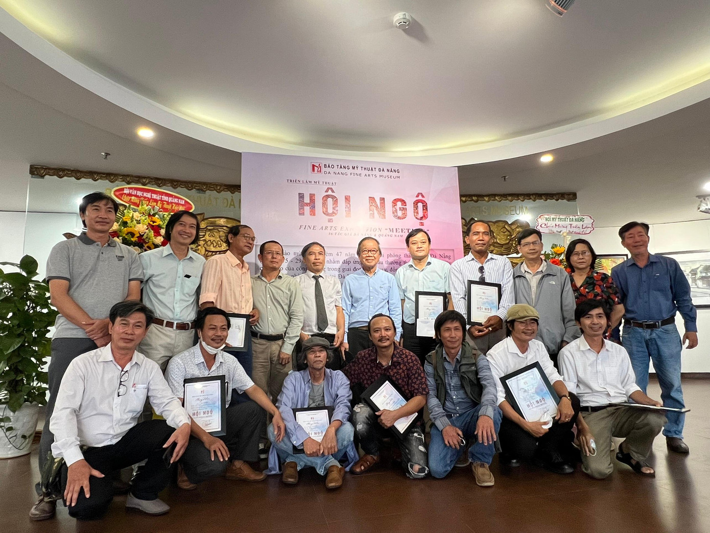 Đà Nẵng và Quảng Nam là hai địa phương anh em, gần gũi, tương đồng trong nhiều mặt đời sống, trong đó có mỹ thuật. Tuy nhiên triển lãm mỹ thuật chung giữa hai địa phương đã diễn ra cách đây khá lâu. Trong ảnh: Các họa sĩ Đà Nẵng - Quảng Nam tham gia triển lãm - ảnh Bảo Quyên Đà Nẵng và Quảng Nam là hai địa phương anh em, gần gũi, tương đồng trong nhiều mặt đời sống, trong đó có mỹ thuật. Tuy nhiên triển lãm mỹ thuật chung giữa hai địa phương đã diễn ra cách đây khá lâu. Trong ảnh: Các họa sĩ Đà Nẵng - Quảng Nam tham gia triển lãm - ảnh Bảo Quyên