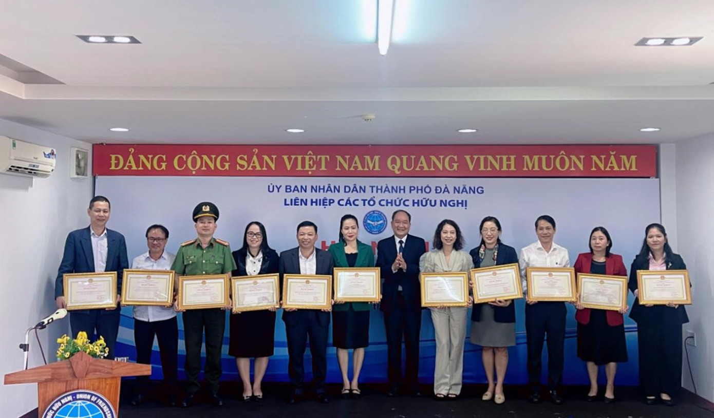 Khen thưởng các tập thể, cá nhân đã có thành tích xuất sắc trong hoạt động đối ngoại nhân dân. Khen thưởng các tập thể, cá nhân đã có thành tích xuất sắc trong hoạt động đối ngoại nhân dân.