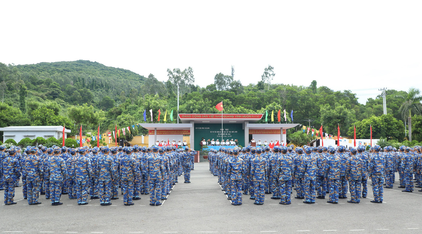 Duyệt đội ngũ trong buổi khai mạc (Ảnh: Đức Tuấn) Duyệt đội ngũ trong buổi khai mạc (Ảnh: Đức Tuấn)