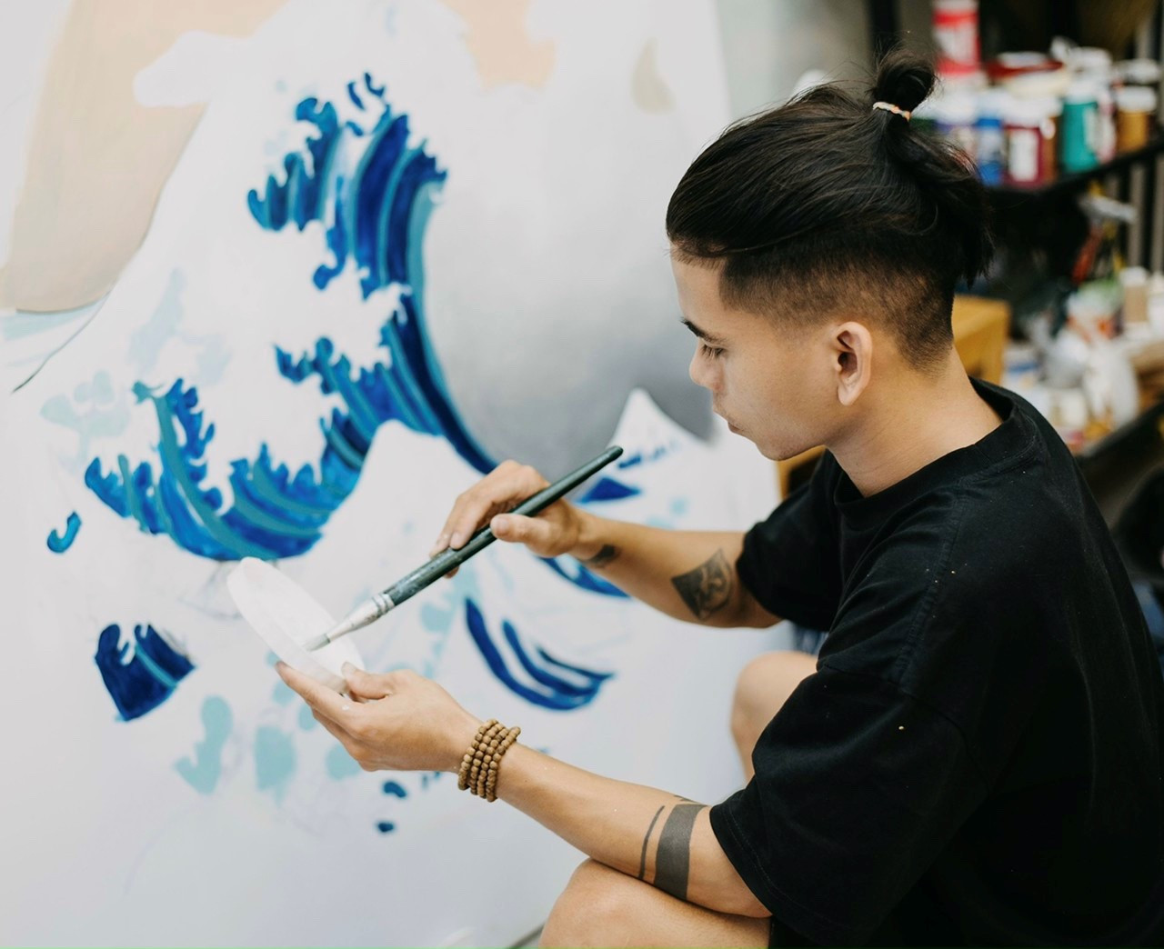 Chăm chút từng nét vẽ. Ảnh: NVCC.