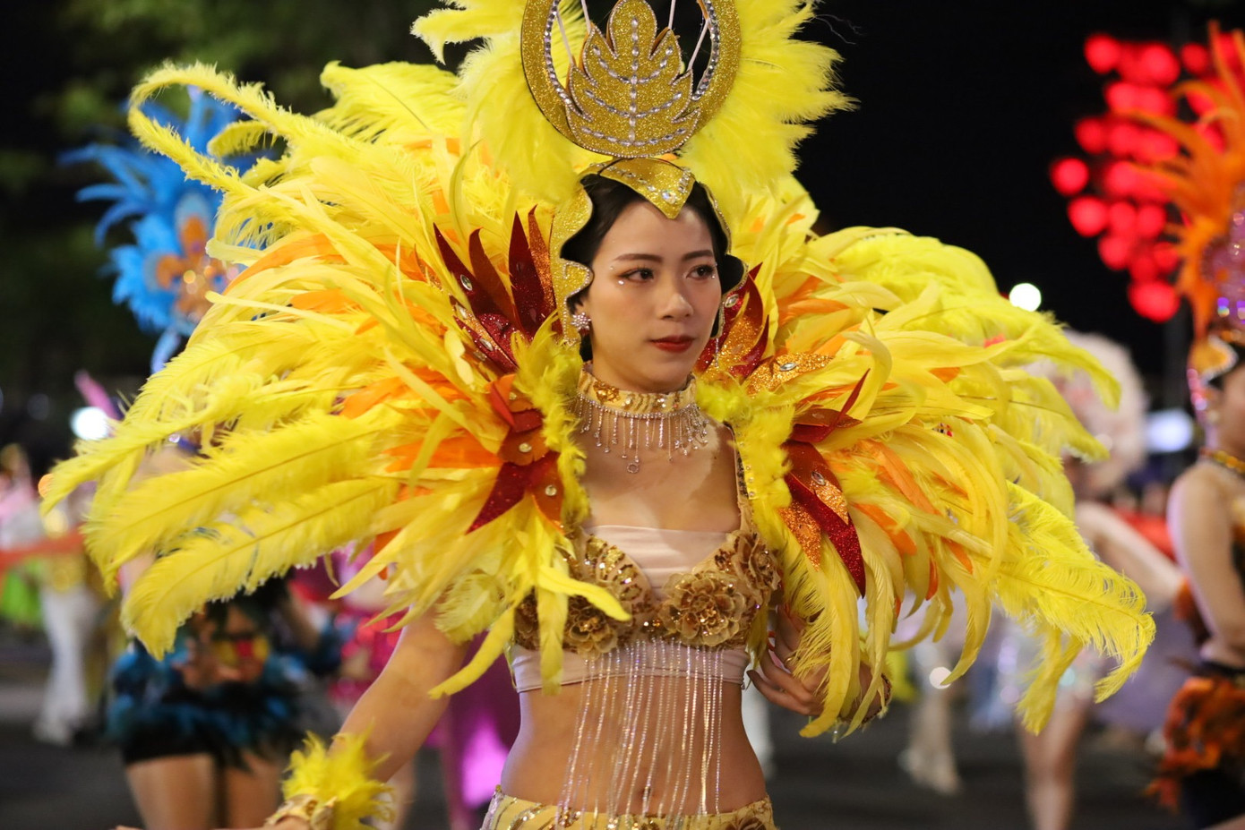 Những bộ trang phục sặc sỡ, đẹp mắt đem lại không khí lễ hội, thu hút sự chú ý và tạo ấn tượng mạnh cho người xem. Ảnh: Trúc Linh. Những bộ trang phục sặc sỡ, đẹp mắt đem lại không khí lễ hội, thu hút sự chú ý và tạo ấn tượng mạnh cho người xem. Ảnh: Trúc Linh.