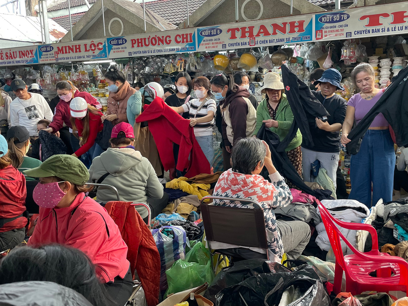 Để tìm được những chiếc áo, chiếc quần ưng ý, ai nấy đều xới tung, rồi xăm soi từng đường kim mũi chỉ. Lựa đồ si cũng đòi hỏi sự kiên nhẫn, tinh mắt và đôi khi nhanh tay trước khi người khác lấy cái áo mà bạn yêu thích. Ảnh: Trúc Linh Để tìm được những chiếc áo, chiếc quần ưng ý, ai nấy đều xới tung, rồi xăm soi từng đường kim mũi chỉ. Lựa đồ si cũng đòi hỏi sự kiên nhẫn, tinh mắt và đôi khi nhanh tay trước khi người khác lấy cái áo mà bạn yêu thích. Ảnh: Trúc Linh