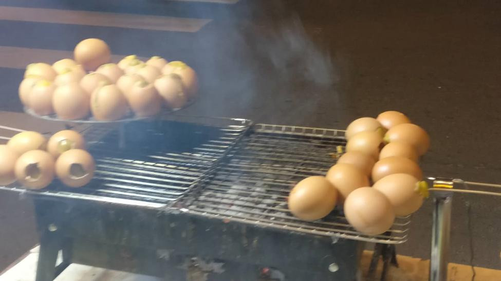 Lò nướng trứng là chỗ ấm áp duy nhất của người bán Lò nướng trứng là chỗ ấm áp duy nhất của người bán