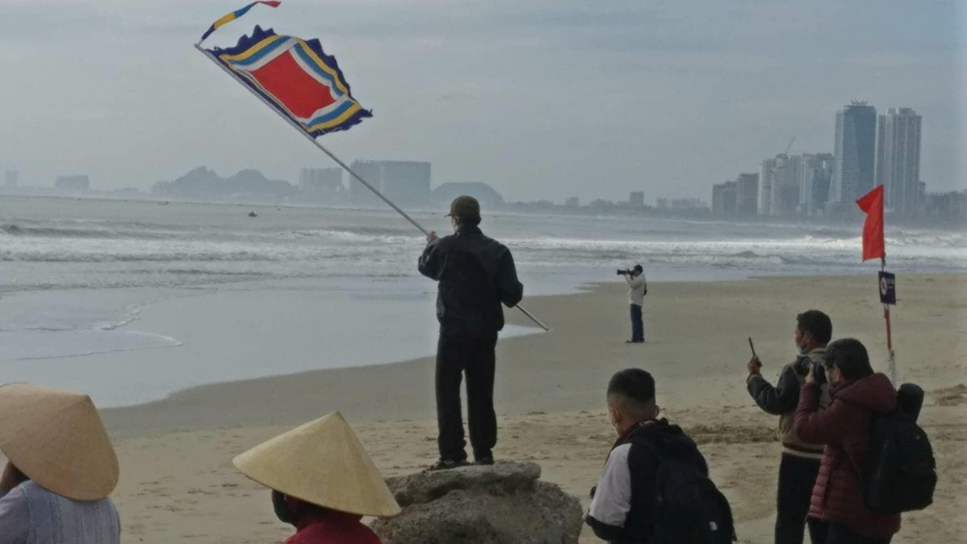 Phất cờ hiệu lệnh tổ chức các trò chơi - ảnh Kim Ngân Phất cờ hiệu lệnh tổ chức các trò chơi - ảnh Kim Ngân