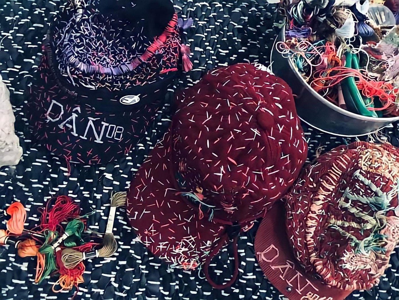 Một trong những tác phẩm thuộc dòng “Thêu vá” của họa sĩ Nguyễn Quốc Dân - ảnh NVCC Một trong những tác phẩm thuộc dòng “Thêu vá” của họa sĩ Nguyễn Quốc Dân - ảnh NVCC