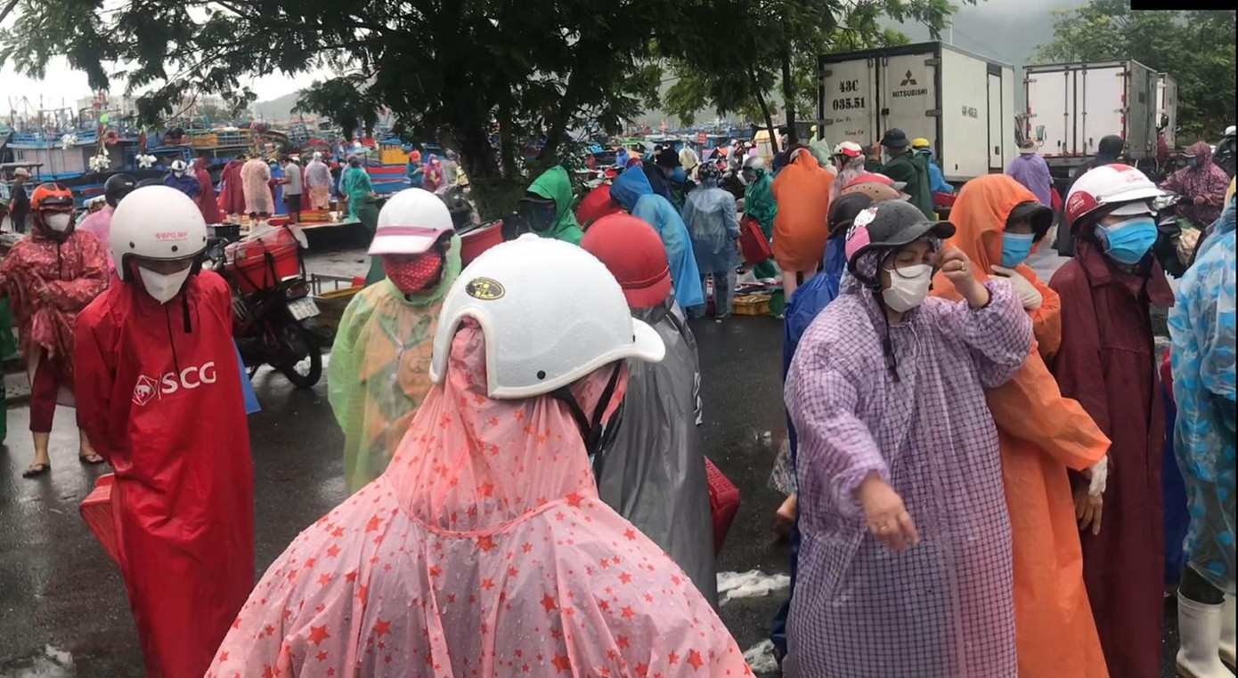 Đi chợ đón bão, người dân vẫn đeo khẩu trang đầy đủ - Ảnh Th.L