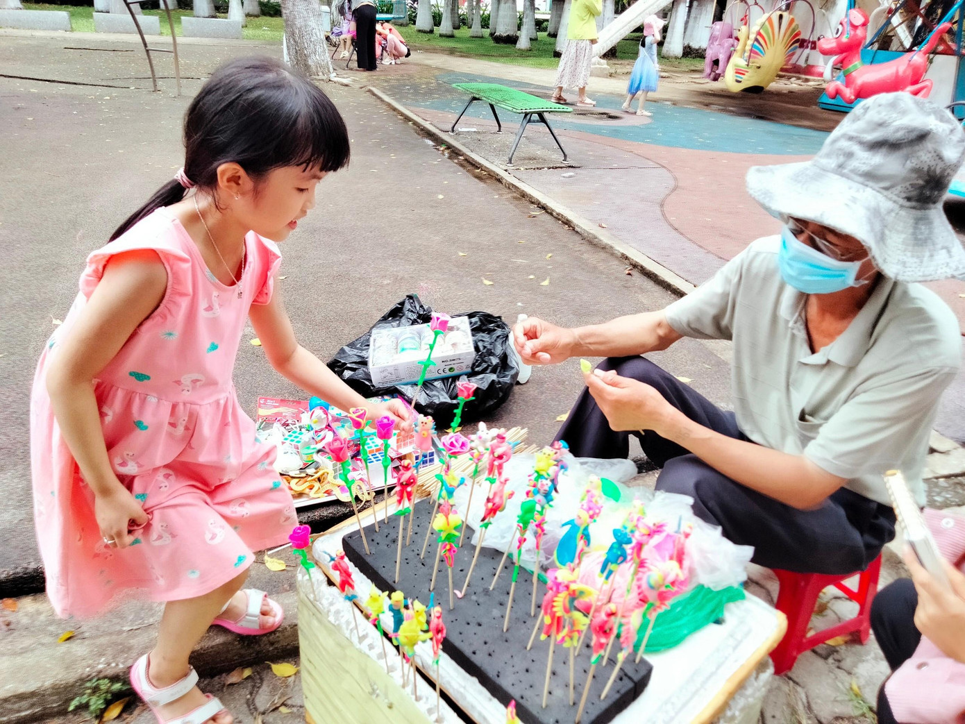 Mỗi con tò he có giá 20.000 đồng Mỗi con tò he có giá 20.000 đồng