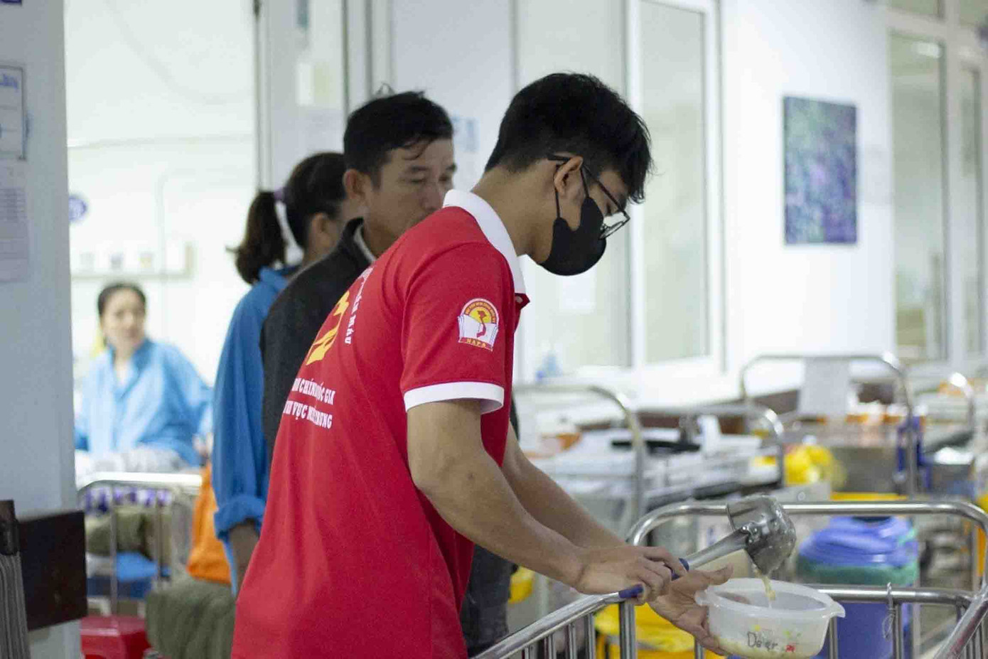 “Cô, chú ơi tụi con mang cháo đến cho mọi người đây ạ! Cô chú ra nhận nha!”. Tiếng gọi quen thuộc của các bạn tình nguyện viên trên khắp các hành lang của 9 khoa bệnh viện nhận được những nụ cười và ánh mắt rạng rỡ của bệnh nhân khi nhìn thấy xe cháo được đẩy đến từng phòng. Hơn 350 suất cháo đã được trao đi trong buổi sáng hôm ấy.