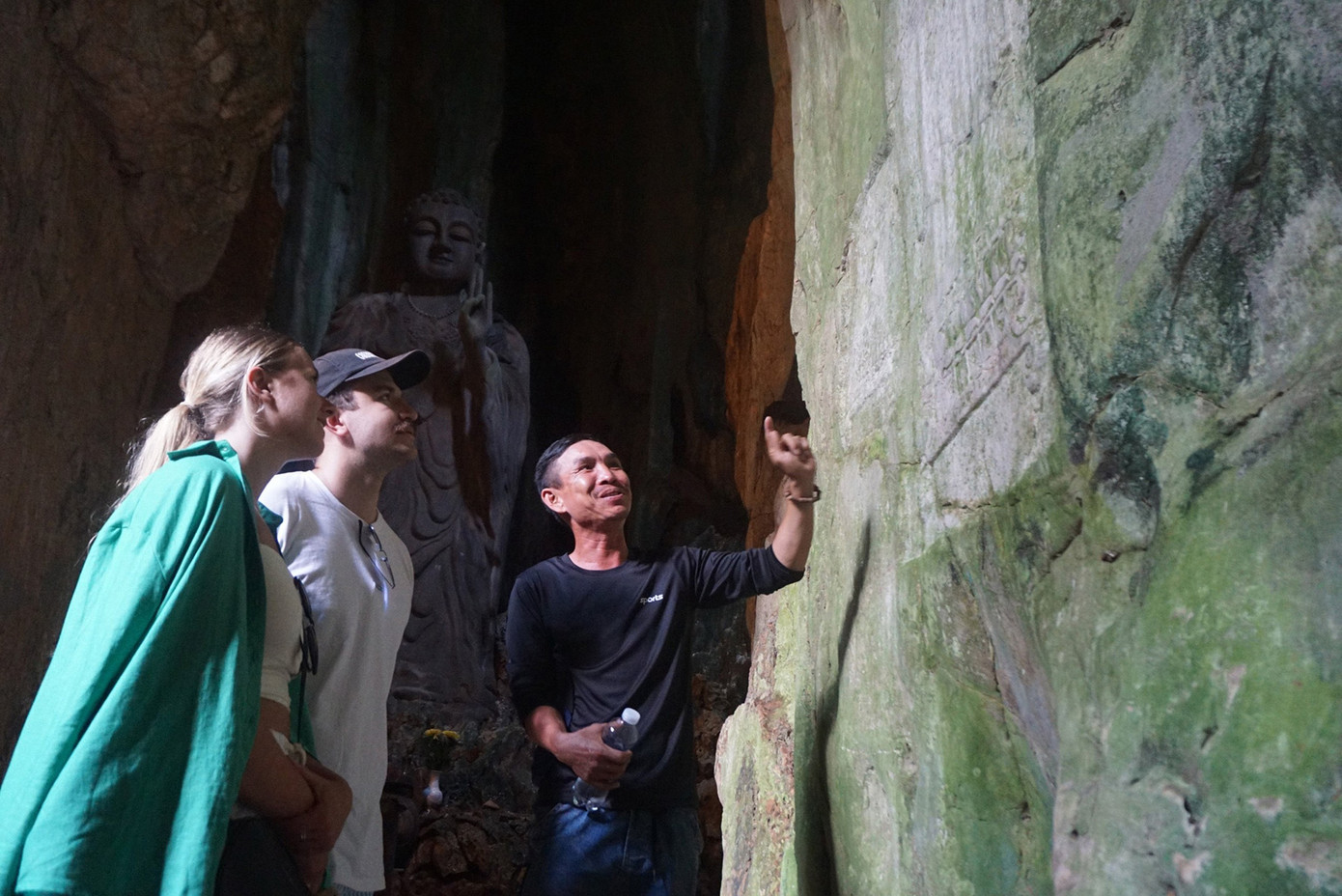 Giới thiệu văn bia ma nhai với du khách. Ảnh: Thái Lâm.