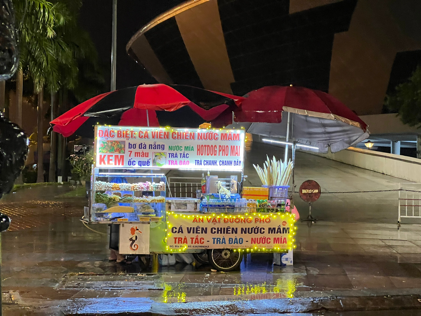 Những xe đẩy bán hàng ăn vặt vỉa hè vắng khách bởi cơn mưa đến bất chợt, khác hẳn những ngày trời quang mây tạnh khách đến đông đúc, nhộn nhịp. Ảnh: Giang-Trang