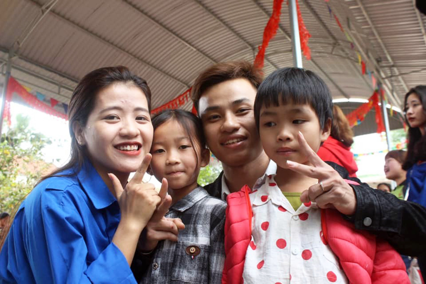 “Tuổi trẻ mỗi người sẽ gắn với một vài mối tình tươi đẹp, với mình màu áo thanh niên là mối tình đẹp nhất. Mình tự nhắc nhở bản thân phải sống như hạt mầm, bám rễ vào lòng đất, hướng về ánh mặt trời. Đó sẽ là những thước phim đẹp nhất của mình khi khoác lên màu áo xanh tình nguyện” - Phan Thị Hương bày tỏ.