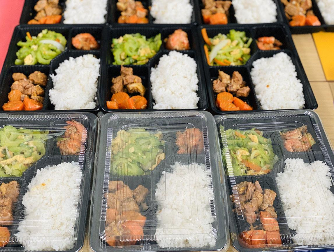 Mỗi suất cơm trị giá 50.000 đồng, được Cảng HKQT chế biến đầy đủ dinh dưỡng và thay đổi món mỗi ngày